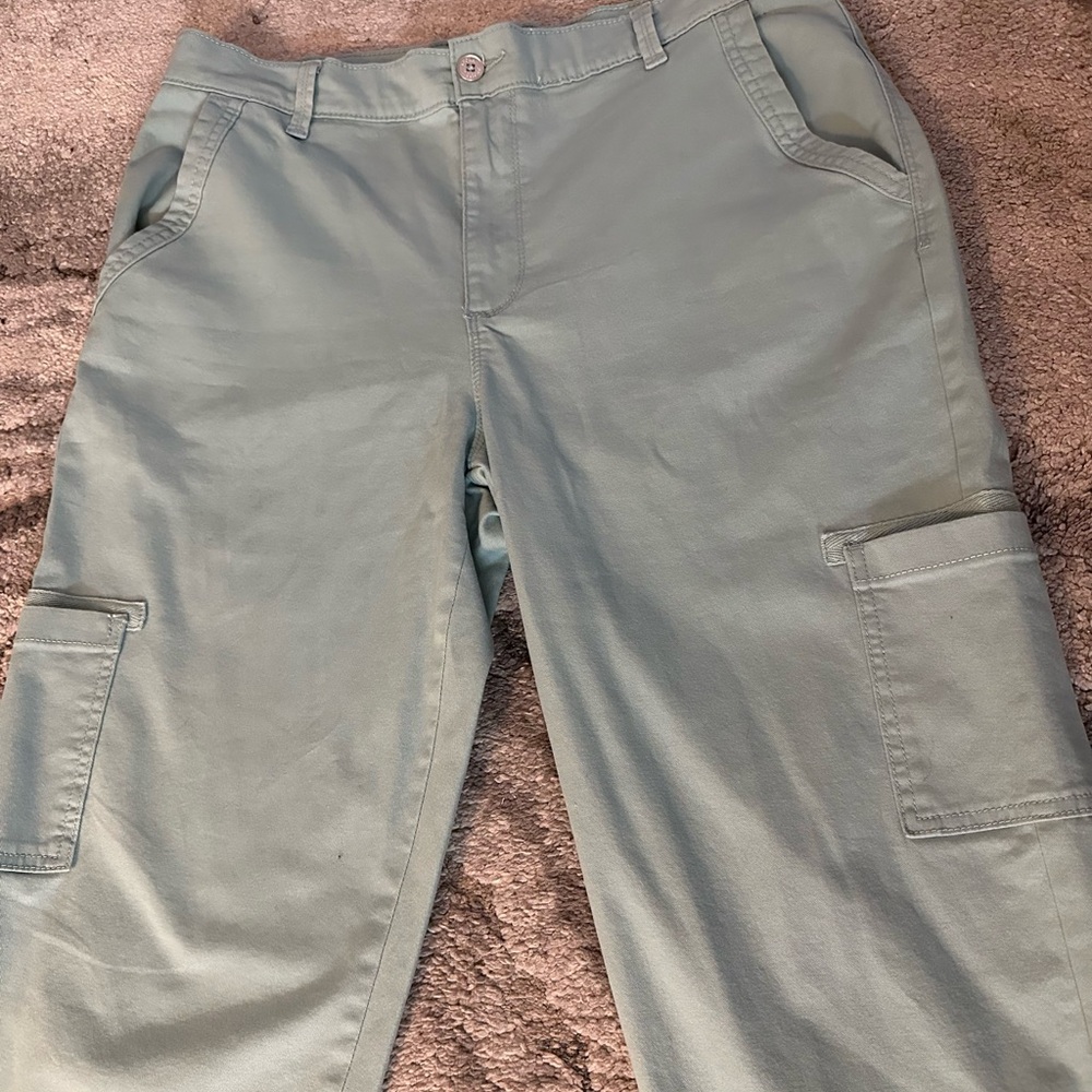 Mint Green Gloria Vanderbilt (Light Mint Green) Capri Cargo Pants - Size 10
